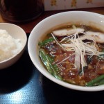 みそすた麺とライス 写真だと分かりにくいですが、黒っぽいスープです。