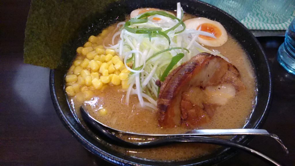 味噌ラーメン+コーン、あとからライスも。