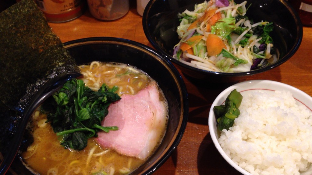 とんこつ醤油＋ライス(手前)＋野菜畑、ゴマ油が香ばしい！