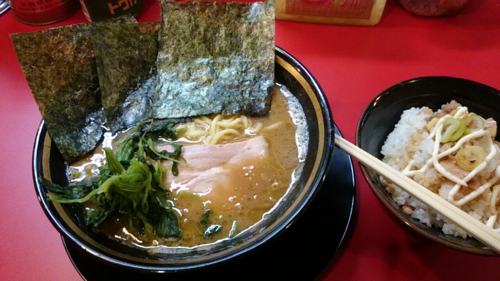 醤油ラーメン固め＋まかないメシ、直系の流れを引くヴィジュアル！