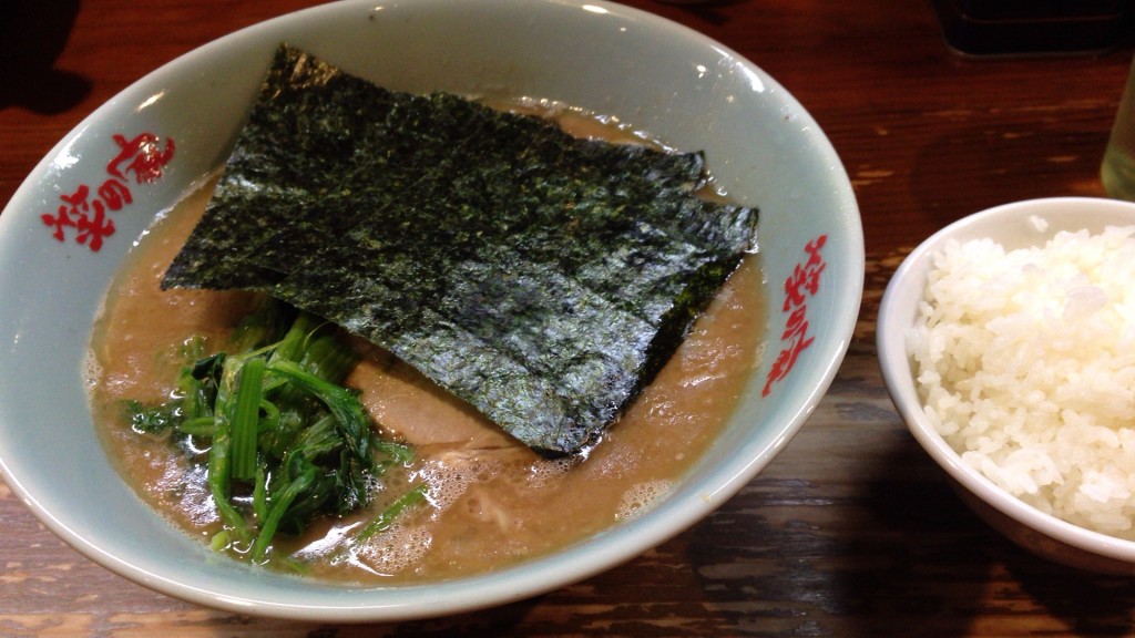 ラーメン並＋ライス 海苔の載せ方もクラシカル