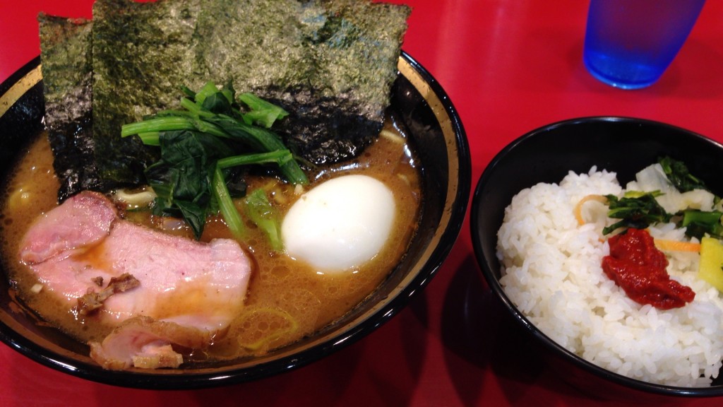 ラーメン並 麺かため＋白玉くずれ(10円)＋ライス