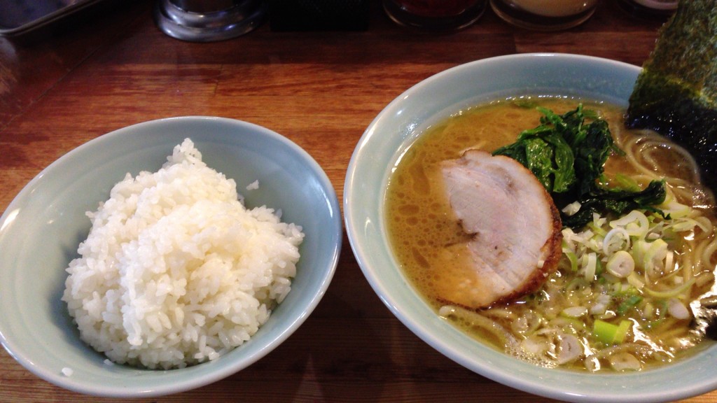 豚骨醤油ラーメン固め濃いめ+小ライス