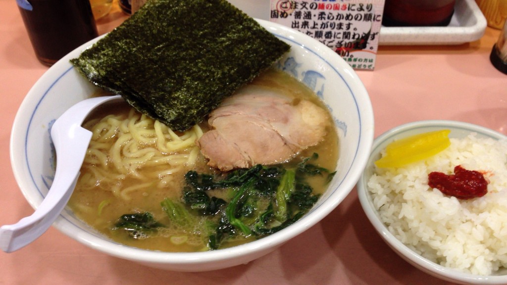 ラーメン並＋小ライス オールドスクールな風貌！