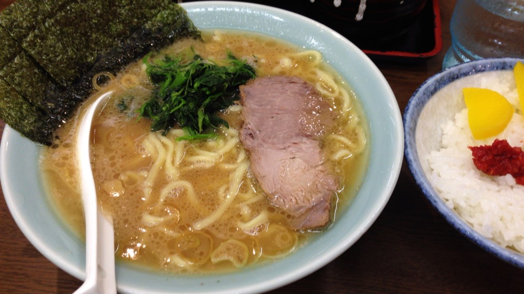 ラーメン並+ライス、見た目も伝統的！