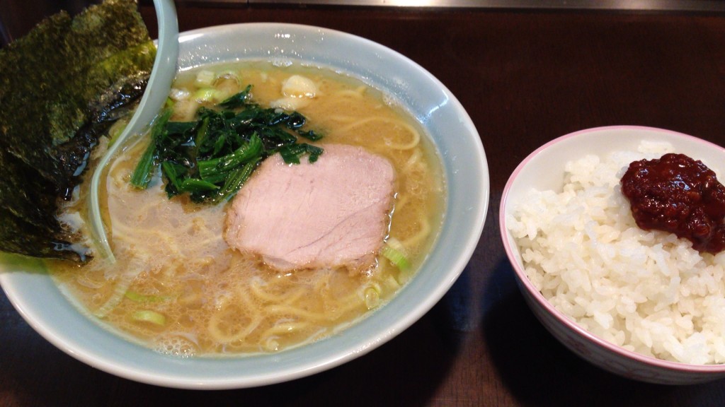 ラーメン並(160g)+ライス、鶏油が目立つ！