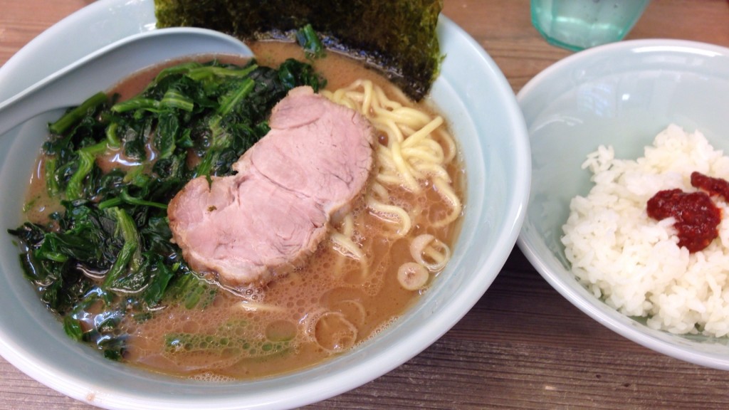 前回と同じくラーメン並+ほうれんそう、ライスは小です