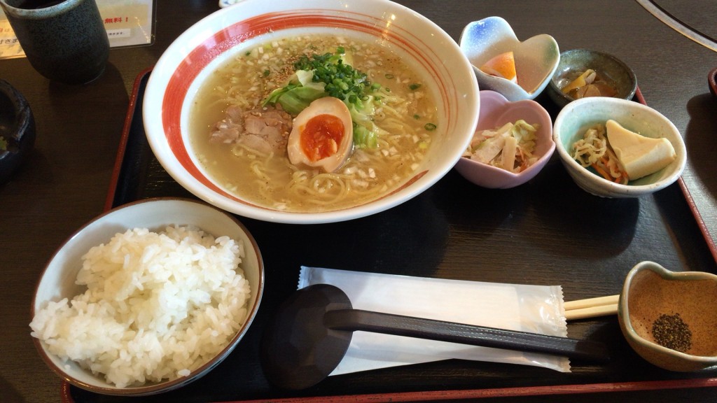 ランチメニューの鶏塩ラーメンご膳