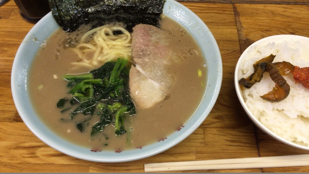 ラーメン並＋ライス、濃いめ少な目