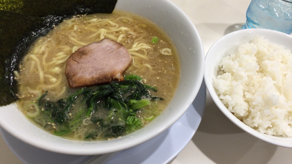 弘豚ラーメン並＋ライス、なかなかのボリューム。