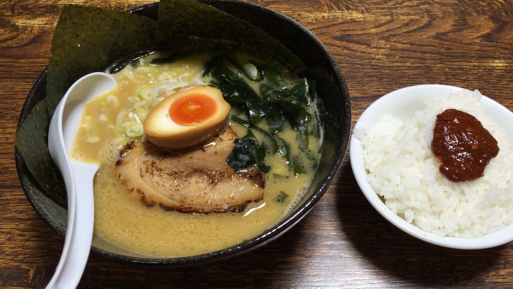 とんこつ醤油＋小ライス、麺のリフトを忘れた（汗