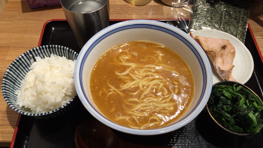 ラーメン+ライス、家系お約束の海苔、青菜、チャーシューは全てトッピング