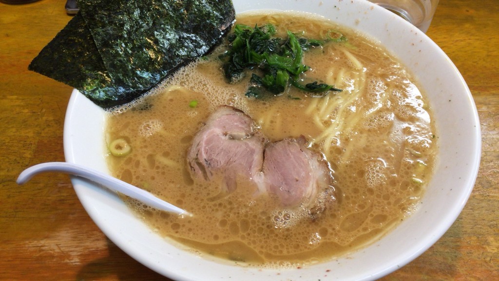 ラーメン並、濃いめに見えるけどマイルド。後からライスも。