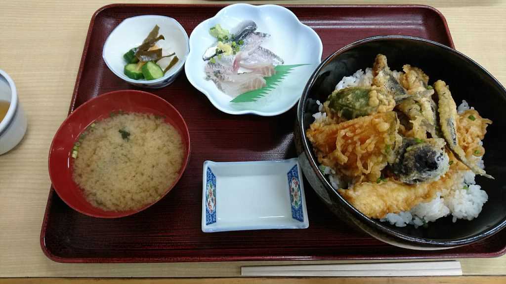 地魚天丼＆小盛刺身膳、新鮮なおさかな！