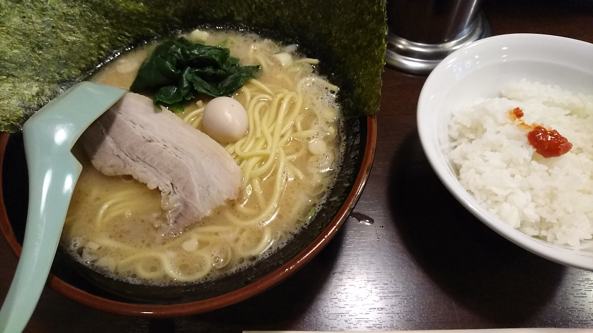 ラーメン並(醤油)＋ライス、塩分を減らすため豆板醤はちょびっとｗ