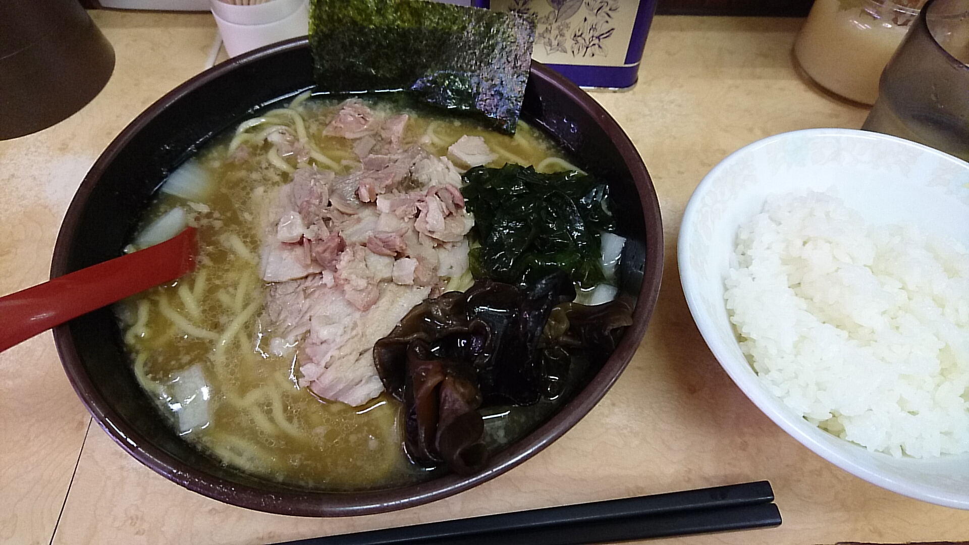 源流ラーメン並＋ランチタイムのサービスライス