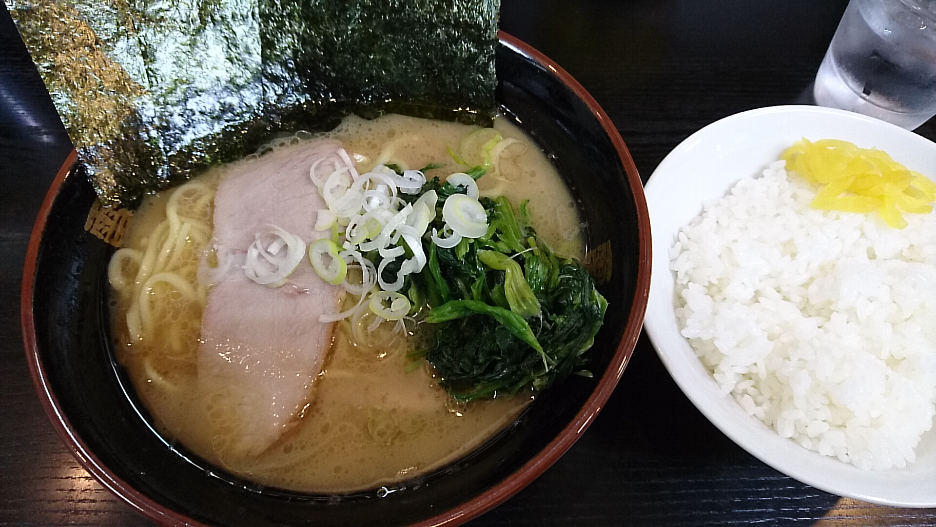 ラーメン並＋ライス 写真が翳ってせっかくの鶏油が目立たず…